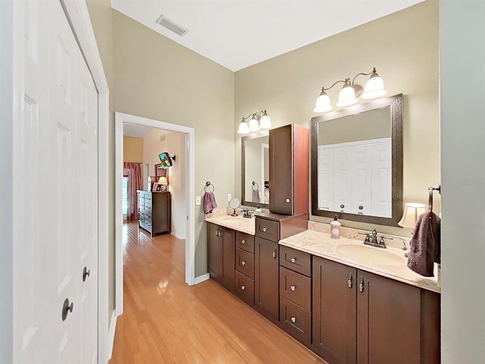 En Venta: $599,900 (3 camas, 3 baños, 2635 Pies cuadrados)