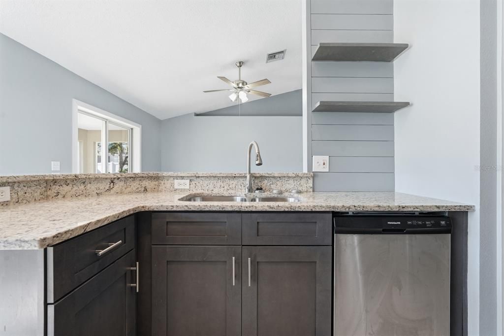 待售: $299,900 (3 贝兹, 2 浴室, 1325 平方英尺)