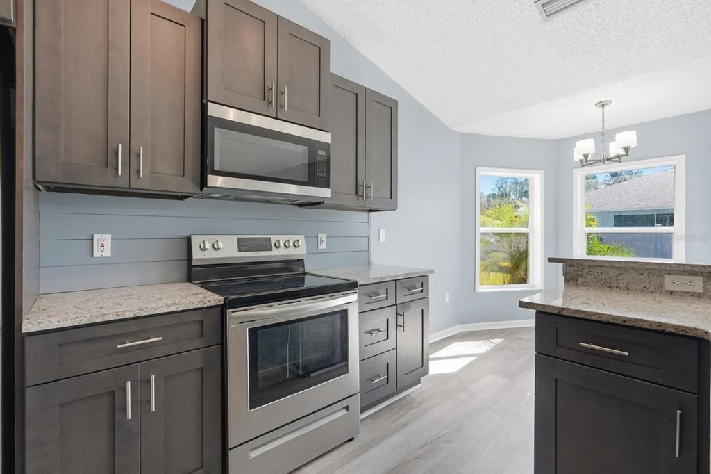 待售: $299,900 (3 贝兹, 2 浴室, 1325 平方英尺)