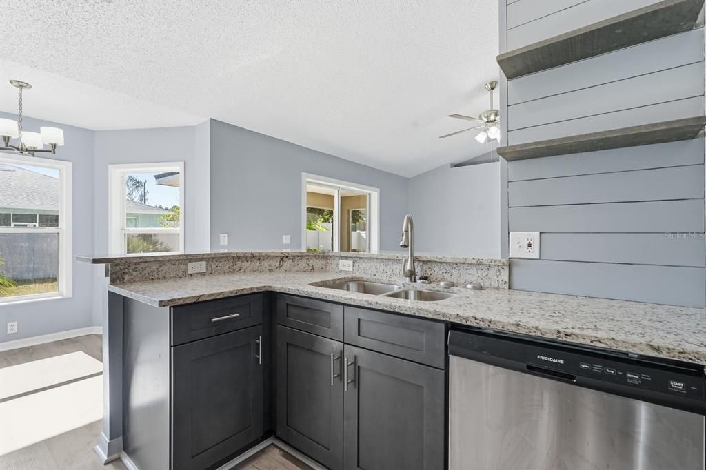 待售: $299,900 (3 贝兹, 2 浴室, 1325 平方英尺)