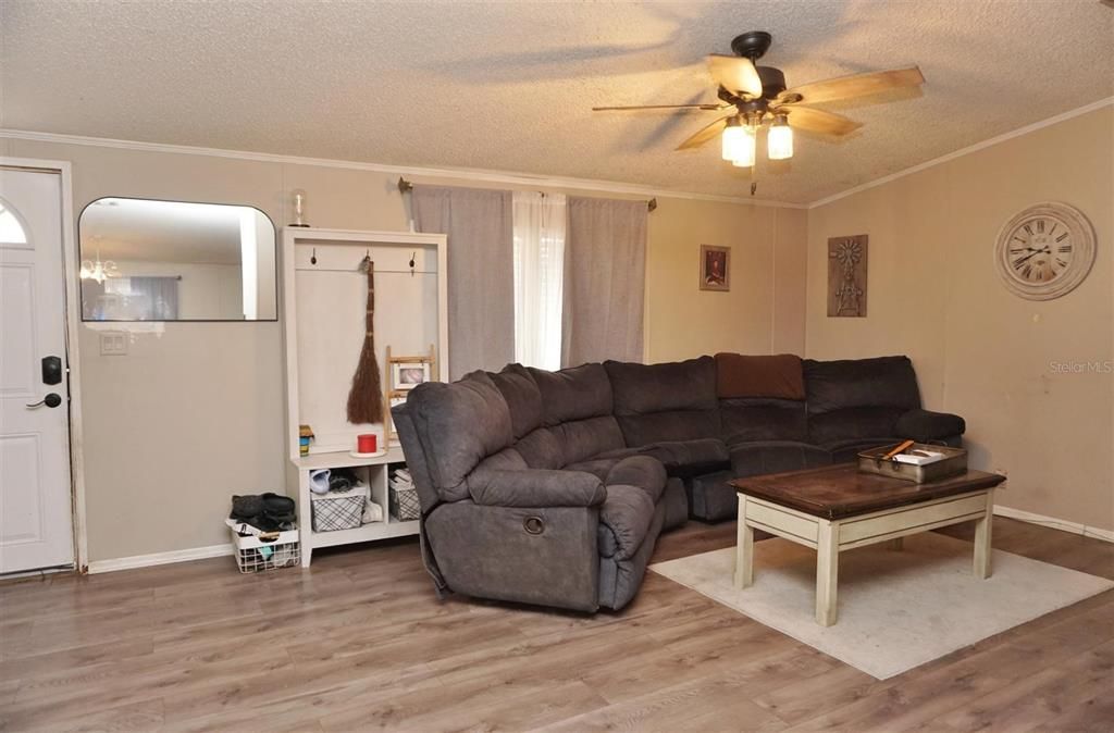 На продажу: $198,900 (3 спален, 2 ванн, 1642 Квадратных фут)