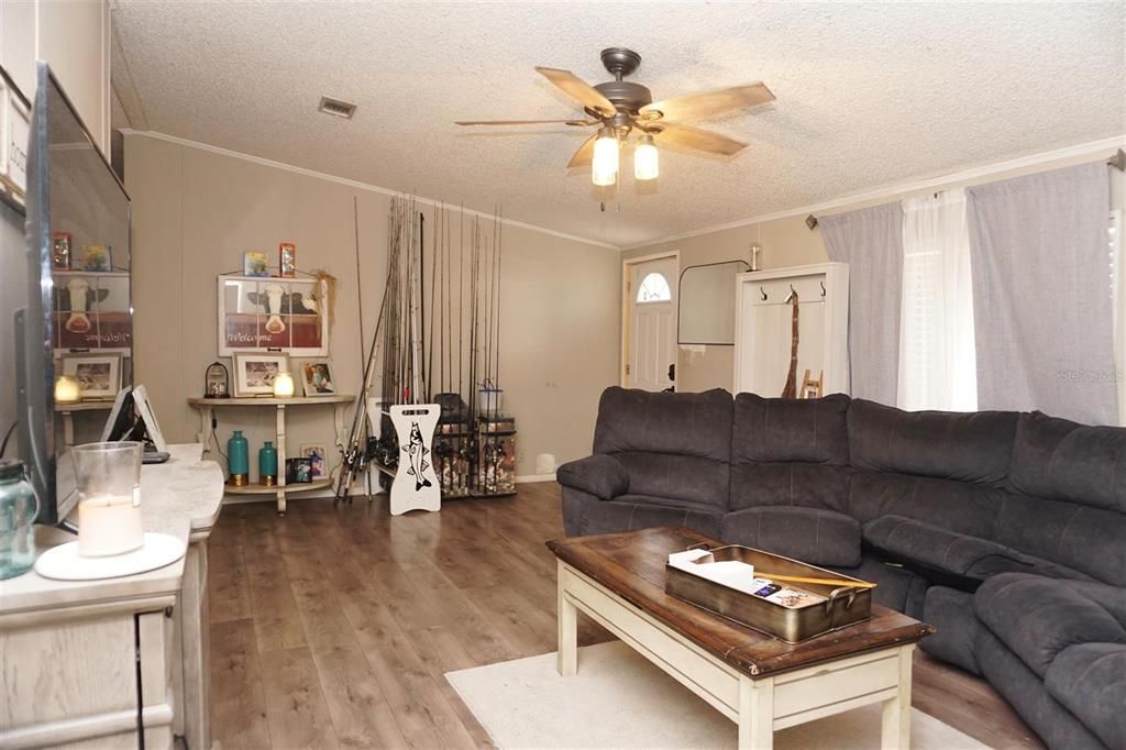 На продажу: $198,900 (3 спален, 2 ванн, 1642 Квадратных фут)