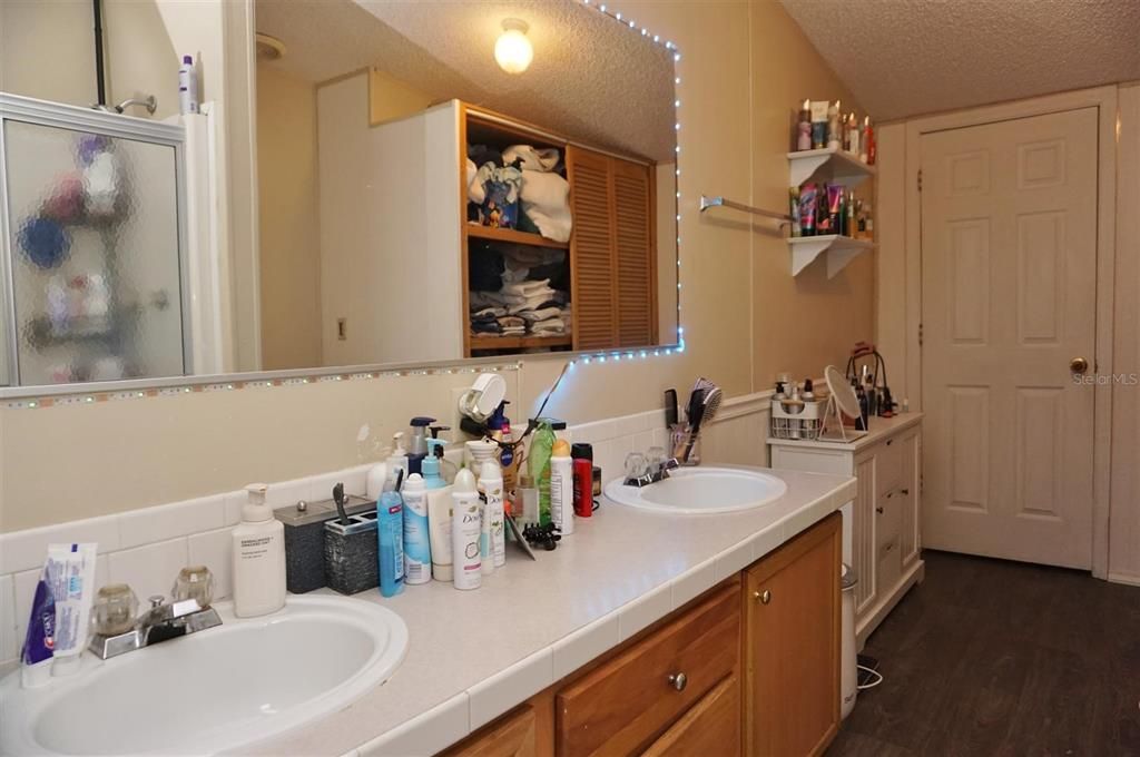 На продажу: $198,900 (3 спален, 2 ванн, 1642 Квадратных фут)