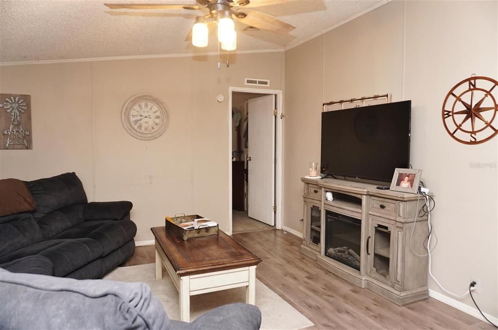 На продажу: $198,900 (3 спален, 2 ванн, 1642 Квадратных фут)