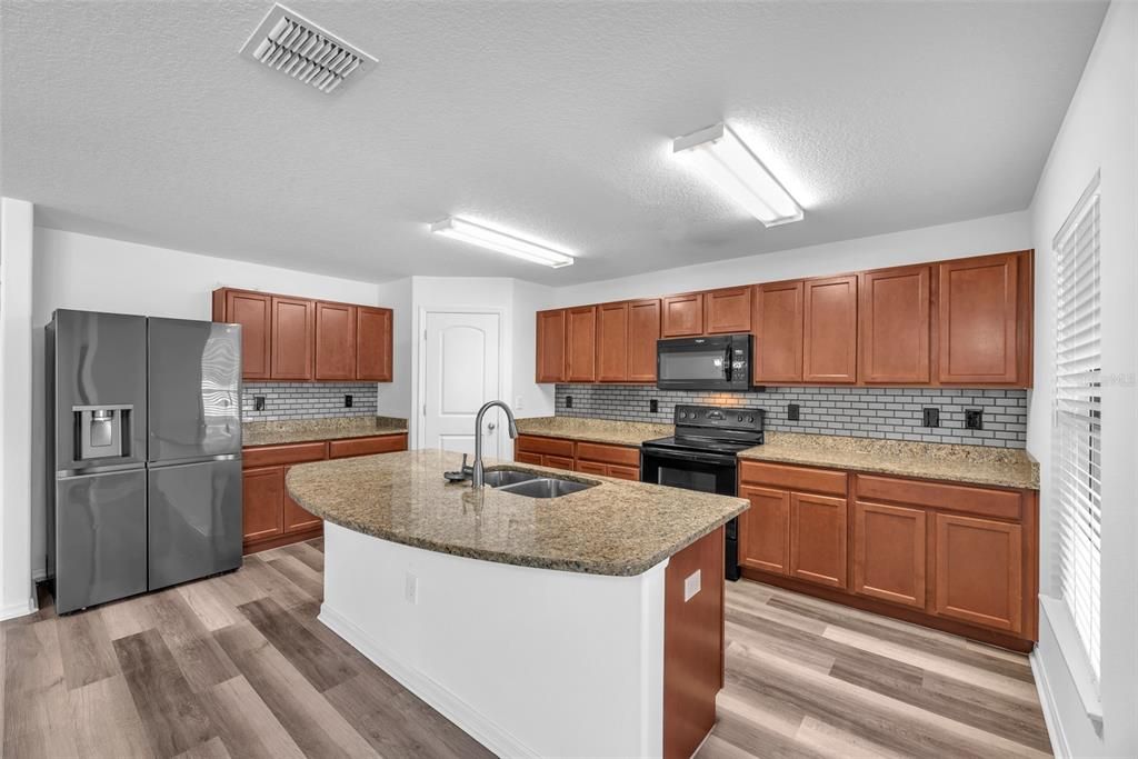 For Sale: $399,999 (5 beds, 3 baths, 1975 Square Feet)