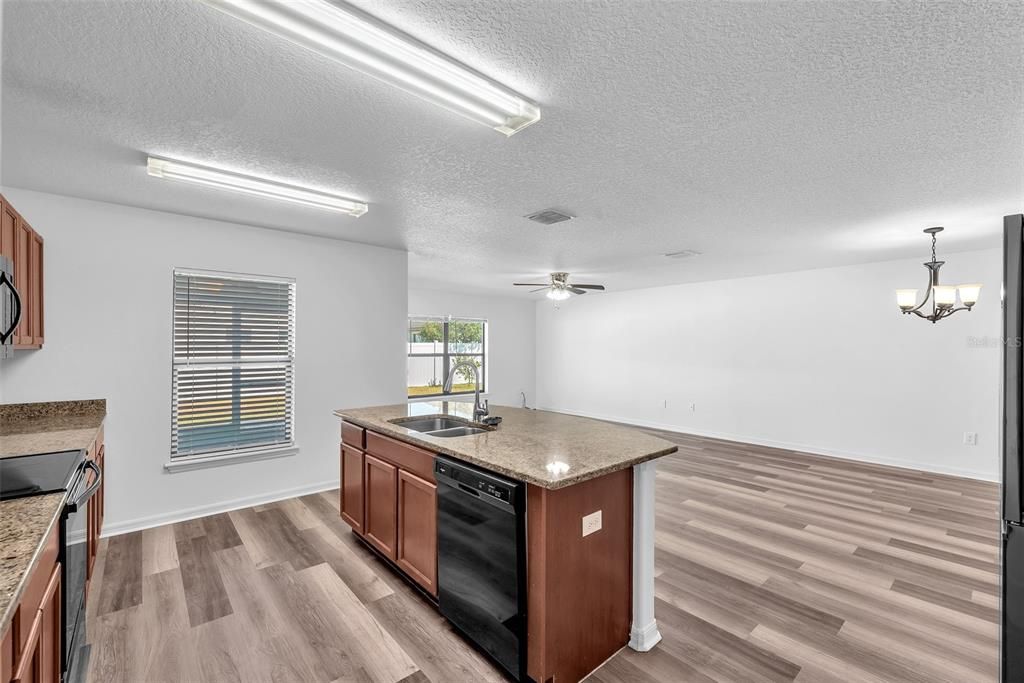 For Sale: $399,999 (5 beds, 3 baths, 1975 Square Feet)