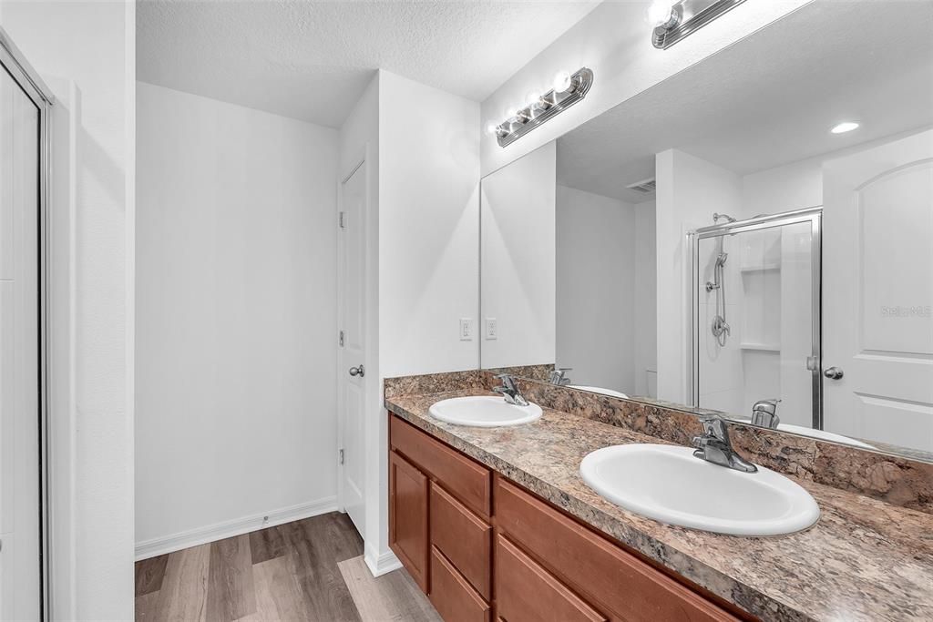 For Sale: $399,999 (5 beds, 3 baths, 1975 Square Feet)