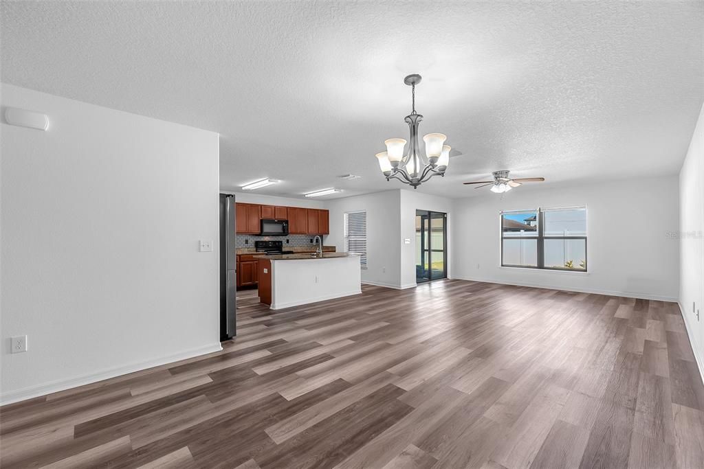 For Sale: $399,999 (5 beds, 3 baths, 1975 Square Feet)