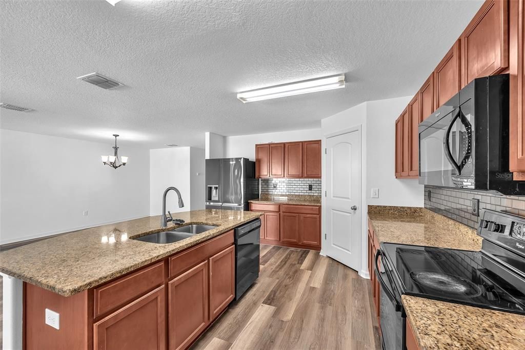 For Sale: $399,999 (5 beds, 3 baths, 1975 Square Feet)