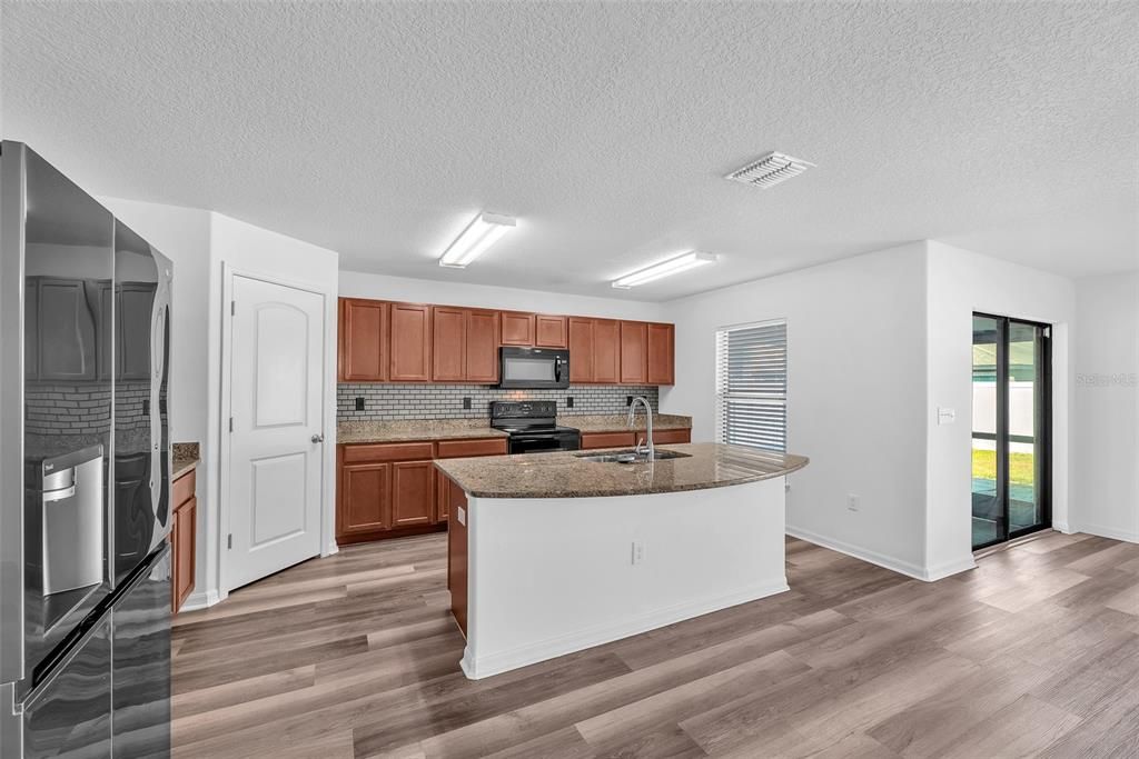 For Sale: $399,999 (5 beds, 3 baths, 1975 Square Feet)