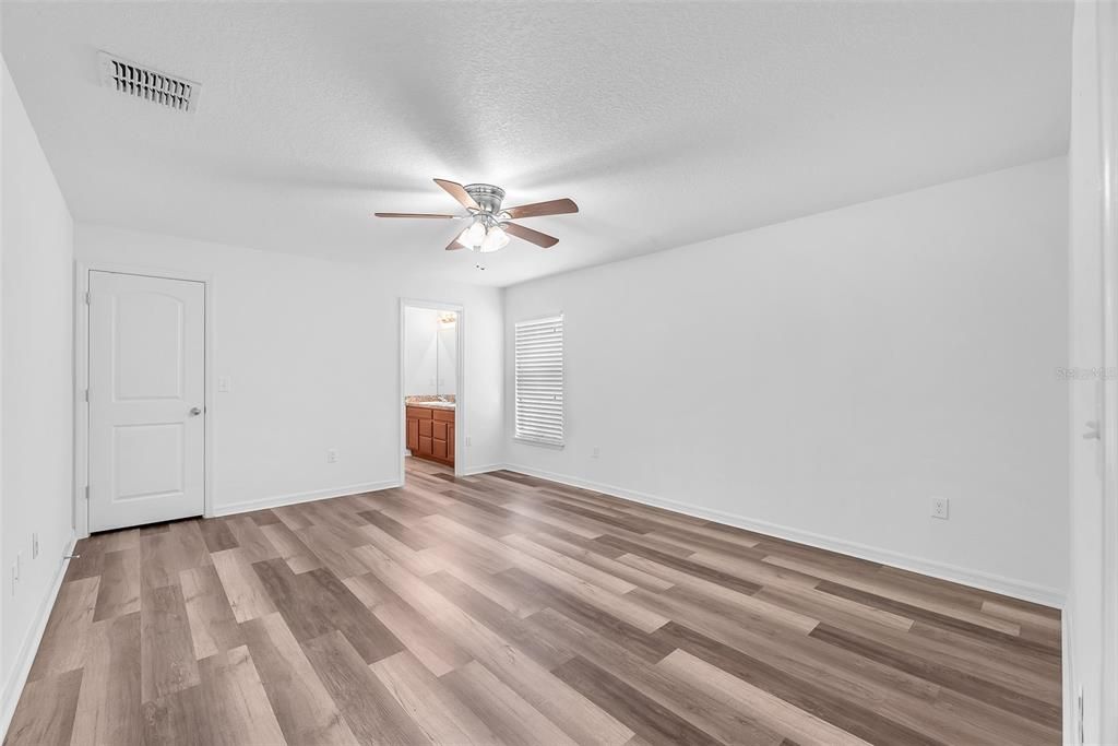 For Sale: $399,999 (5 beds, 3 baths, 1975 Square Feet)