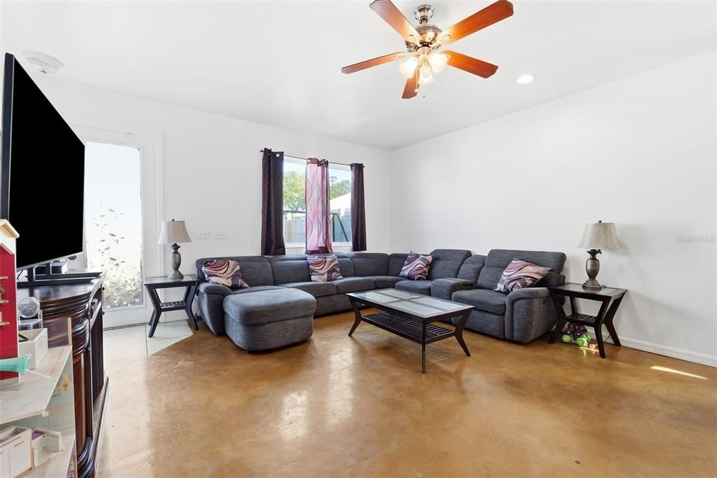 For Sale: $315,000 (3 beds, 2 baths, 1400 Square Feet)