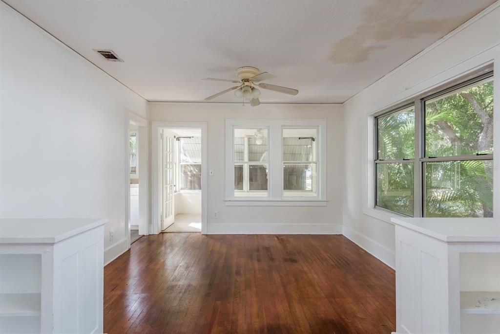 For Sale: $389,000 (2 beds, 1 baths, 1068 Square Feet)