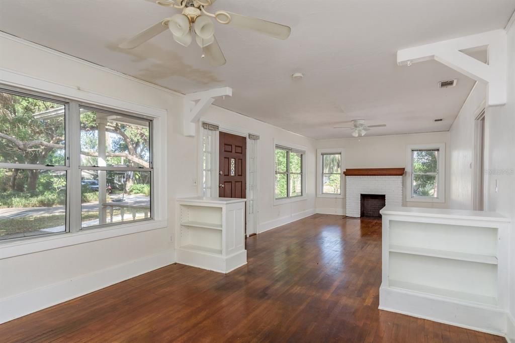 For Sale: $389,000 (2 beds, 1 baths, 1068 Square Feet)