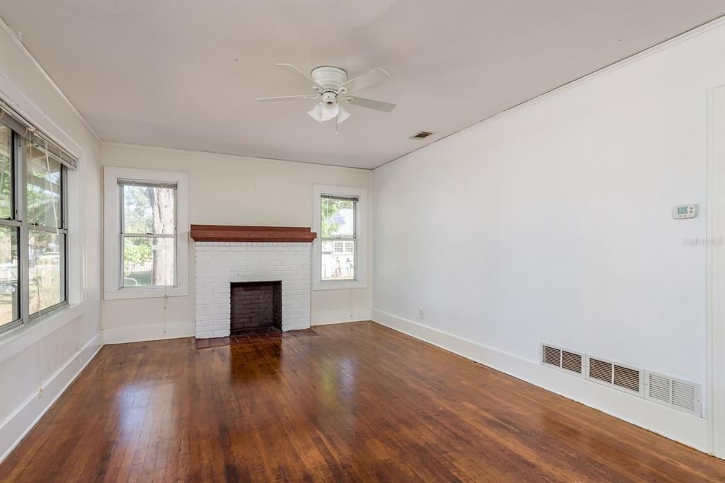 For Sale: $389,000 (2 beds, 1 baths, 1068 Square Feet)