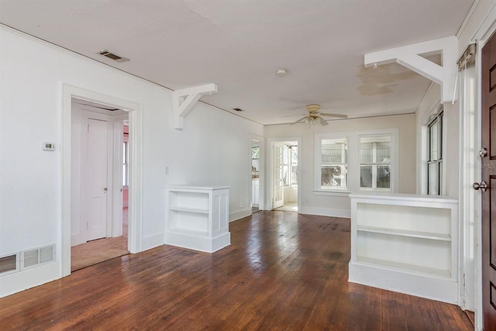 For Sale: $389,000 (2 beds, 1 baths, 1068 Square Feet)