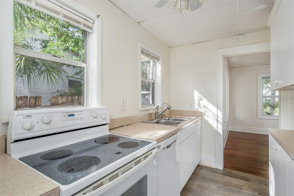 For Sale: $389,000 (2 beds, 1 baths, 1068 Square Feet)