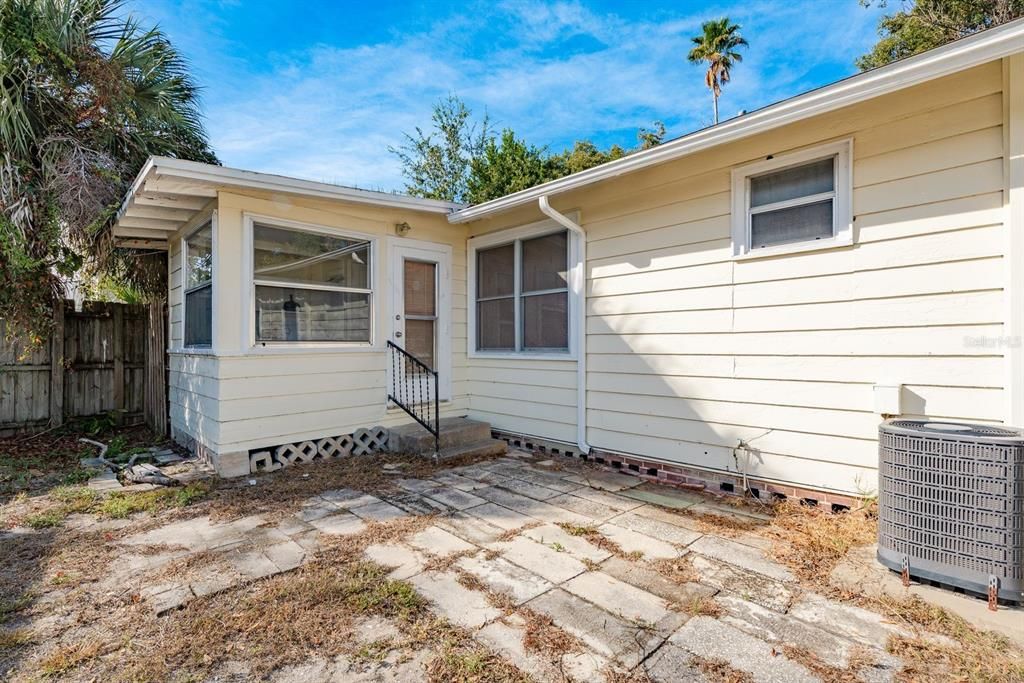 For Sale: $389,000 (2 beds, 1 baths, 1068 Square Feet)
