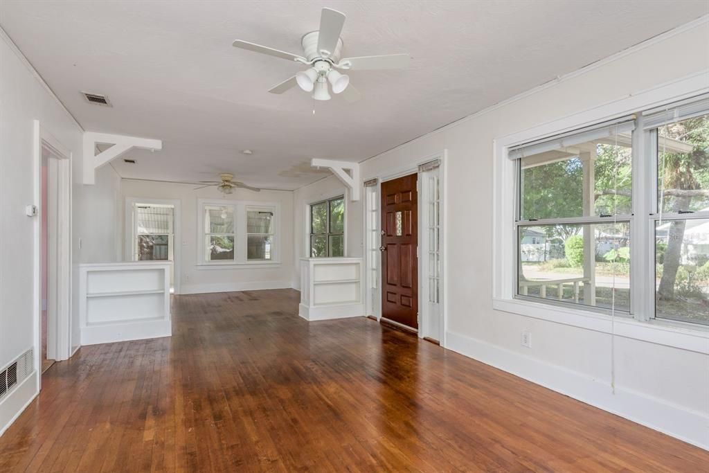 For Sale: $389,000 (2 beds, 1 baths, 1068 Square Feet)