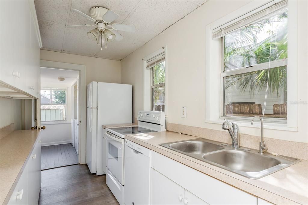 For Sale: $389,000 (2 beds, 1 baths, 1068 Square Feet)