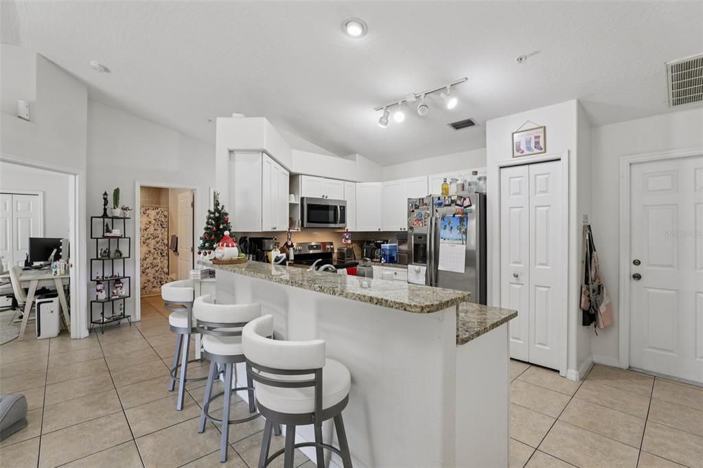 На продажу: $795,000 (6 спален, 0 ванн, 2710 Квадратных фут)