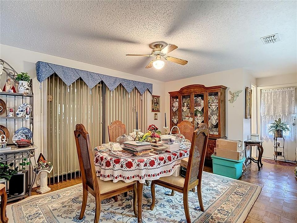 合同活跃: $200,000 (2 贝兹, 2 浴室, 1152 平方英尺)