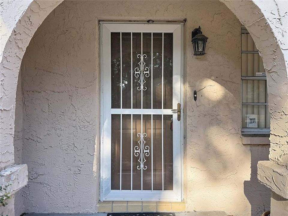 合同活跃: $200,000 (2 贝兹, 2 浴室, 1152 平方英尺)