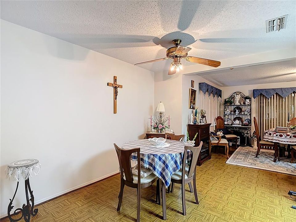 合同活跃: $200,000 (2 贝兹, 2 浴室, 1152 平方英尺)