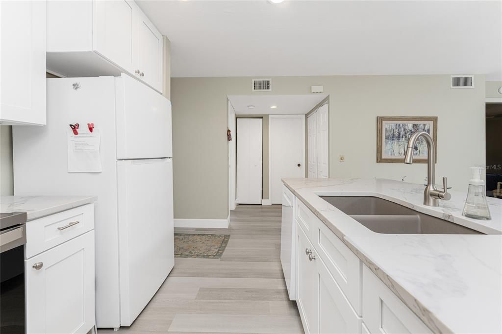 На продажу: $164,900 (2 спален, 2 ванн, 933 Квадратных фут)