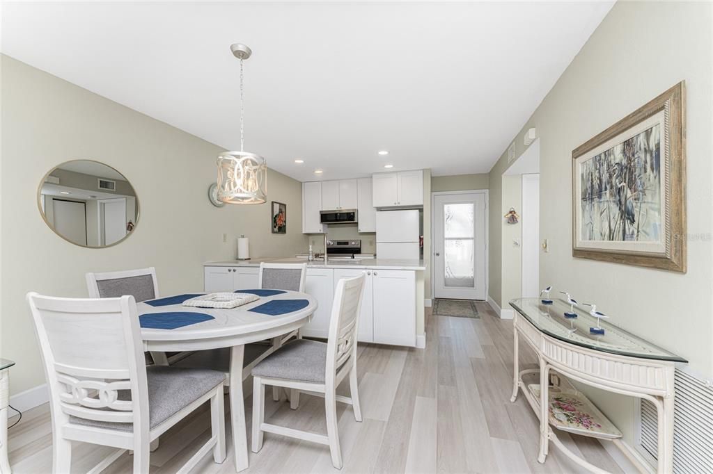 На продажу: $164,900 (2 спален, 2 ванн, 933 Квадратных фут)