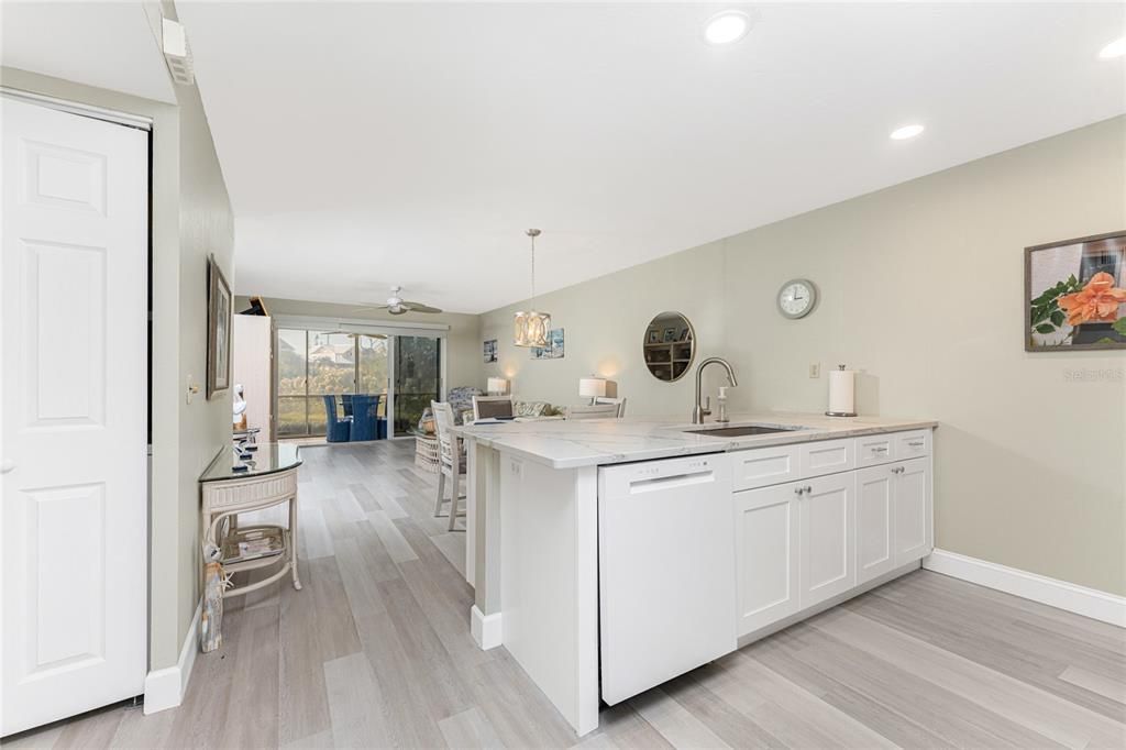 На продажу: $164,900 (2 спален, 2 ванн, 933 Квадратных фут)