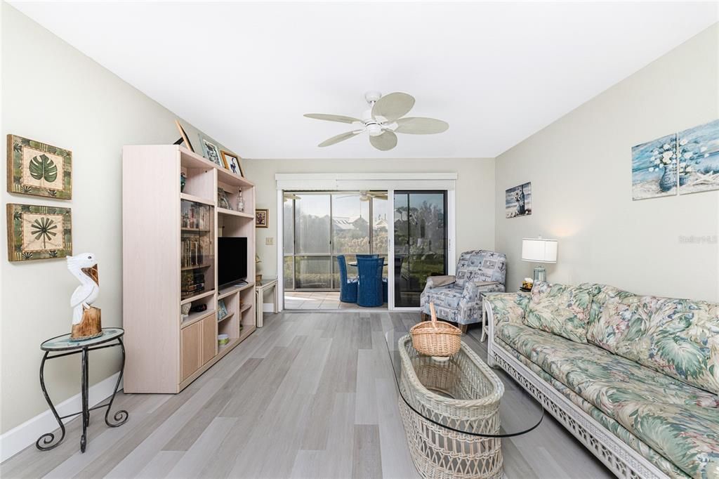 На продажу: $164,900 (2 спален, 2 ванн, 933 Квадратных фут)