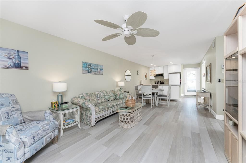 На продажу: $164,900 (2 спален, 2 ванн, 933 Квадратных фут)