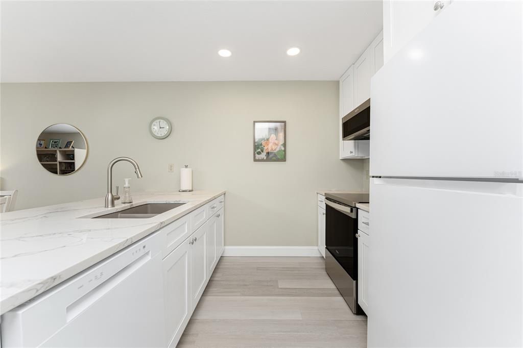 На продажу: $164,900 (2 спален, 2 ванн, 933 Квадратных фут)