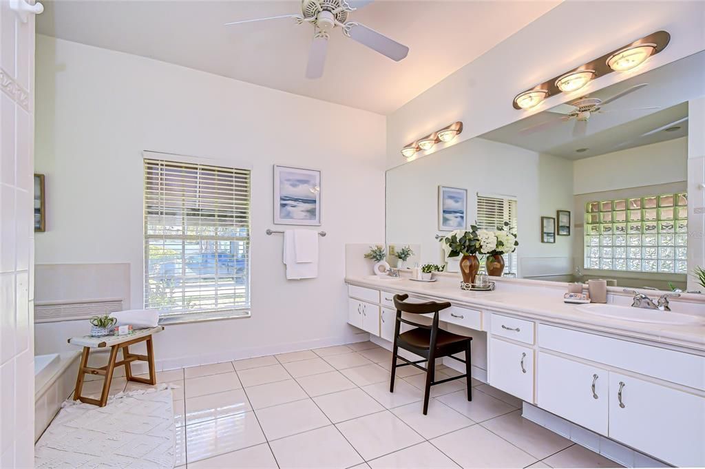 待售: $679,000 (4 贝兹, 2 浴室, 2489 平方英尺)