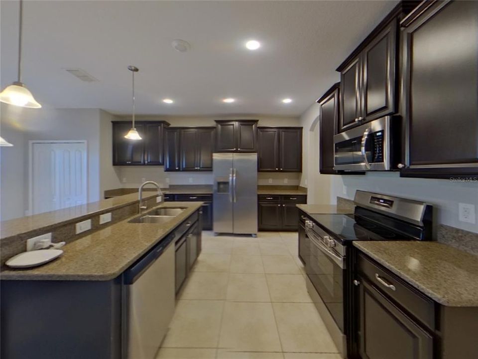 出租: $3,199 (5 贝兹, 3 浴室, 3349 平方英尺)