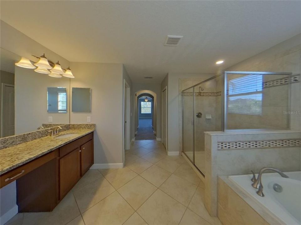 出租: $3,199 (5 贝兹, 3 浴室, 3349 平方英尺)