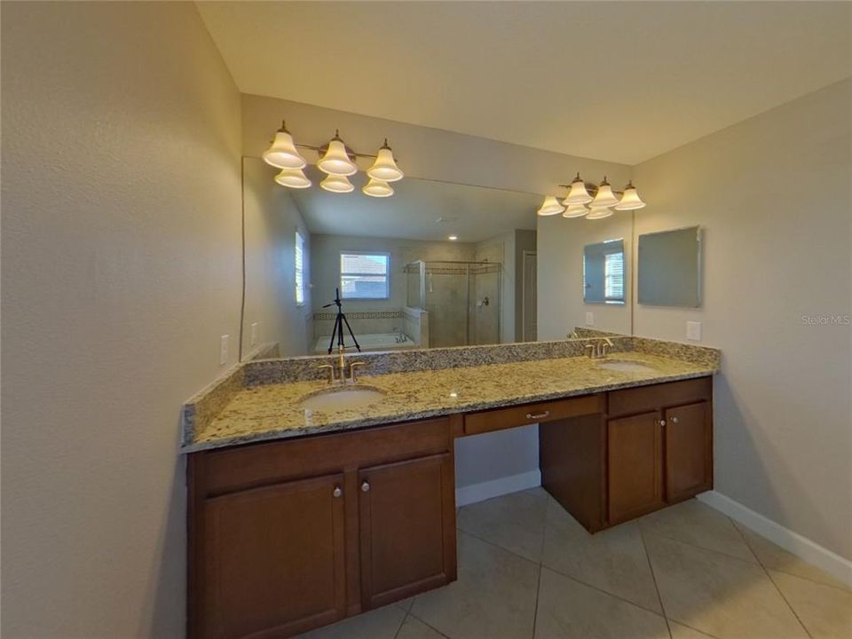 出租: $3,199 (5 贝兹, 3 浴室, 3349 平方英尺)