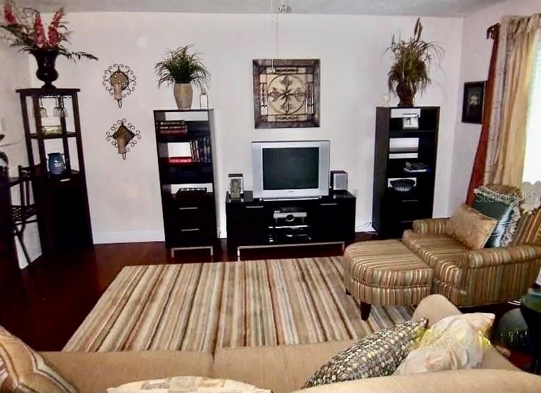 For Sale: $309,000 (1 beds, 1 baths, 660 Square Feet)