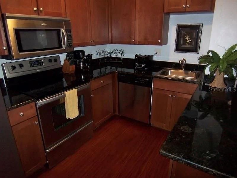 For Sale: $309,000 (1 beds, 1 baths, 660 Square Feet)