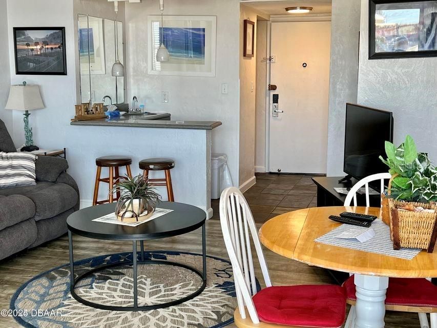 На продажу: $185,000 (1 спален, 2 ванн, 691 Квадратных фут)