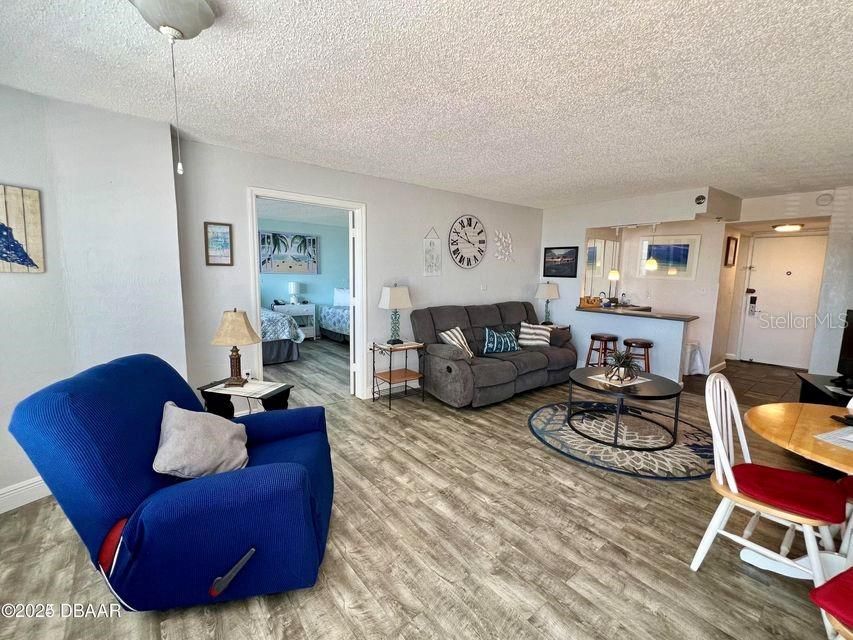 На продажу: $185,000 (1 спален, 2 ванн, 691 Квадратных фут)