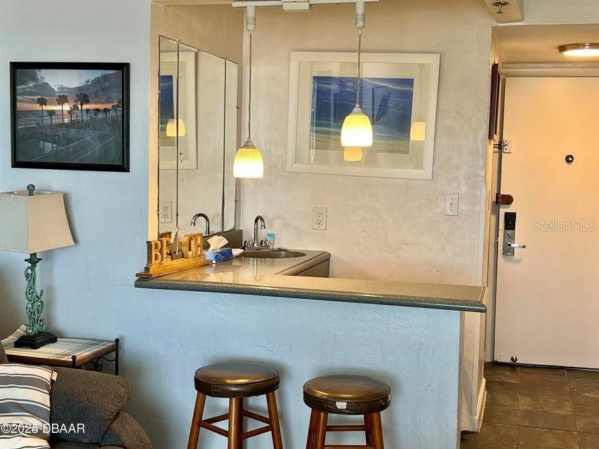 На продажу: $185,000 (1 спален, 2 ванн, 691 Квадратных фут)