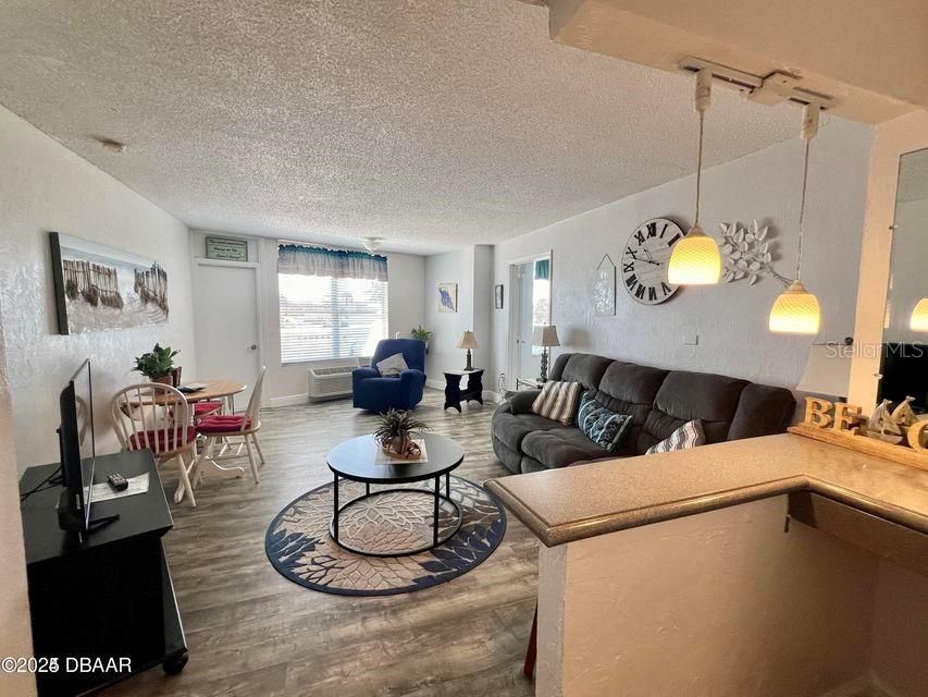 На продажу: $185,000 (1 спален, 2 ванн, 691 Квадратных фут)