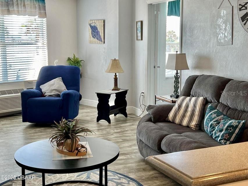 На продажу: $185,000 (1 спален, 2 ванн, 691 Квадратных фут)