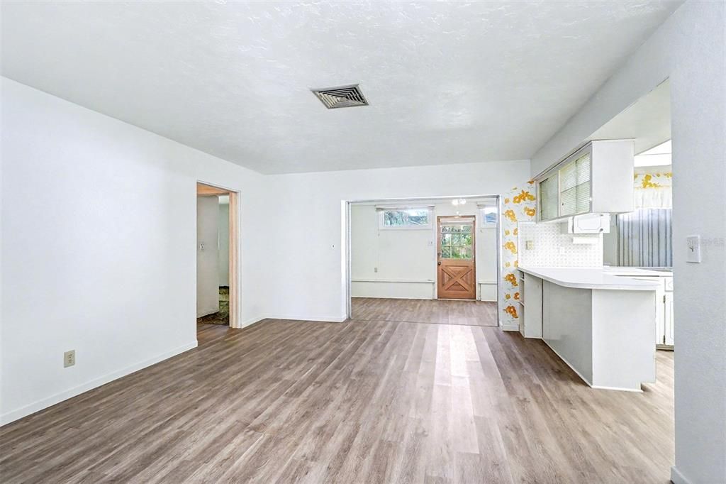 For Sale: $499,000 (4 beds, 2 baths, 1827 Square Feet)