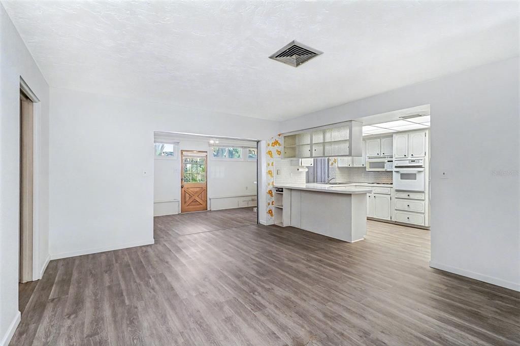 For Sale: $499,000 (4 beds, 2 baths, 1827 Square Feet)