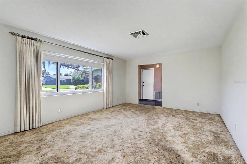 For Sale: $499,000 (4 beds, 2 baths, 1827 Square Feet)