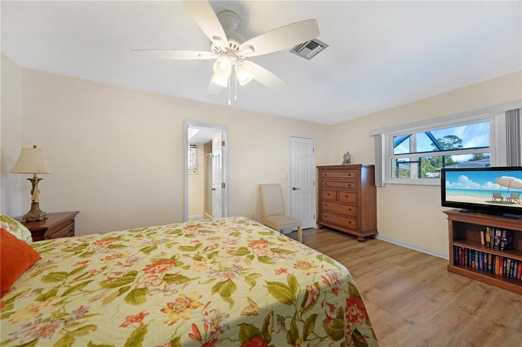 For Sale: $425,000 (3 beds, 2 baths, 1330 Square Feet)