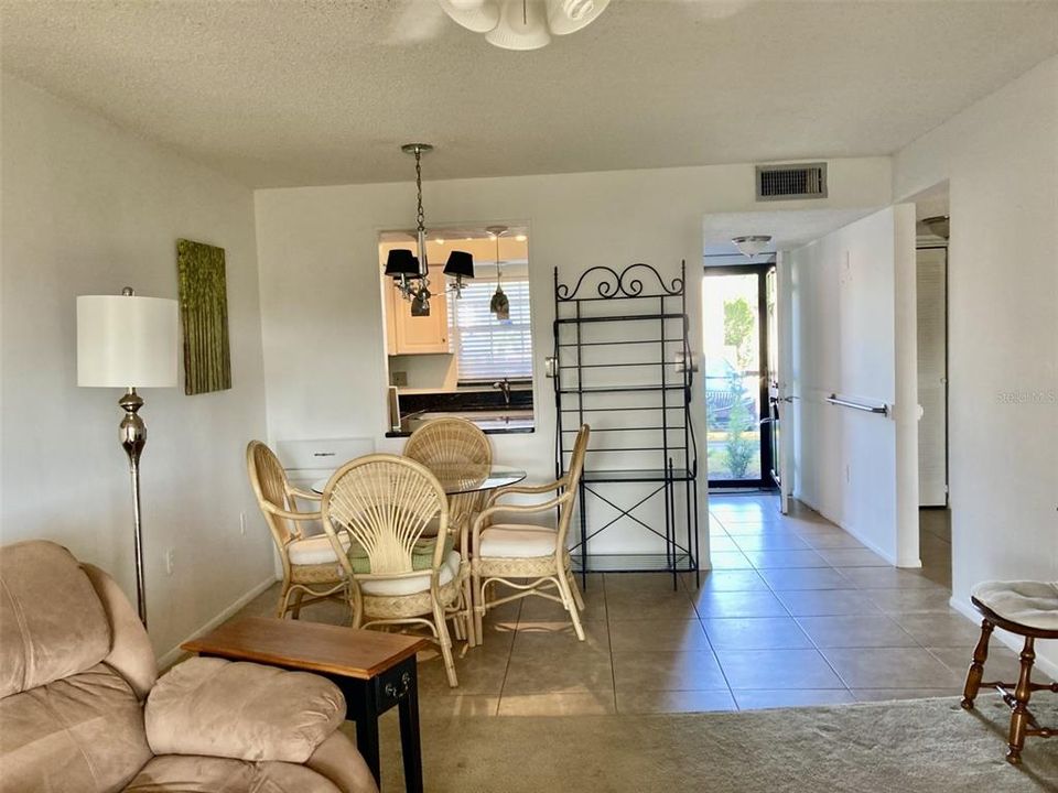 For Sale: $90,000 (1 beds, 1 baths, 725 Square Feet)